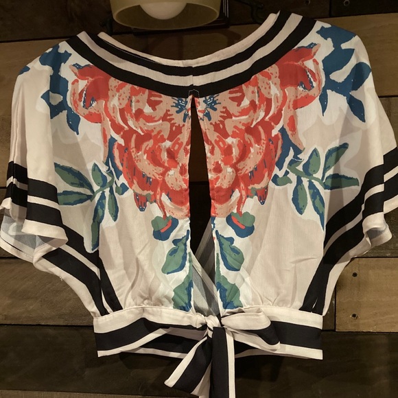 Low cut flower crop top with tied back - Picture 3 of 4